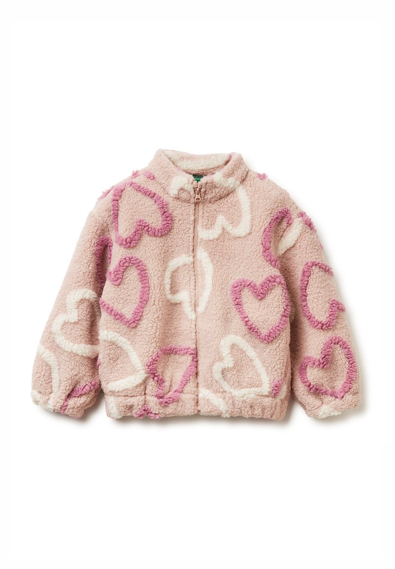 Flauschige pinke Jacke mit weißen und pinken Herzmustern, mit Reißverschluss und Stehkragen. Weicher Stoff sowie elastische Bündchen und Saum.