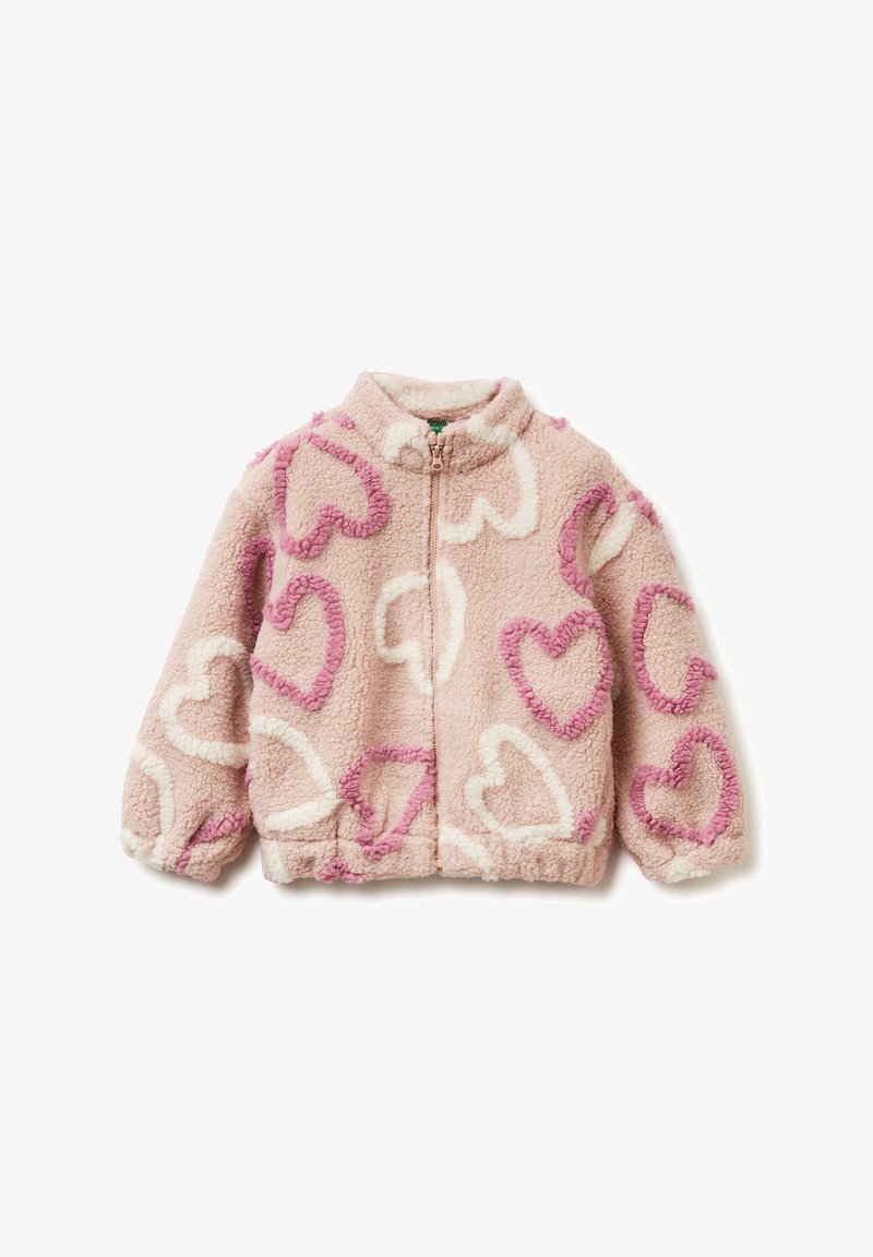 Flauschige pinke Jacke mit weißen und pinken Herzmustern, mit Reißverschluss und Stehkragen. Weicher Stoff sowie elastische Bündchen und Saum.