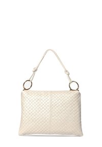 Gewebte weiße Lederhandtasche mit flacher, rechteckiger Form, ausgestattet mit einem geknoteten Tragegurt und goldenen Hardware-Akzenten zur Befestigung.