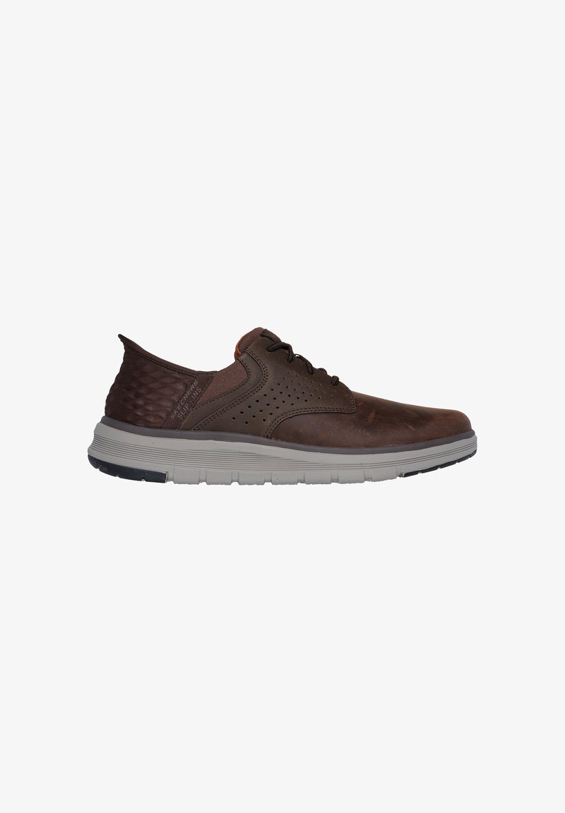 Bruine leren schoenen met een textuur bovenstuk, geperforeerde details, een grijze rubberen zool en veters; casual ontwerp met een lage hak.