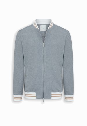 Hellgraue Bomberjacke mit Reißverschluss und gerippter Struktur, weißem Kragen, Bündchen und Saum mit beigen Streifen sowie seitlichen Taschen mit Druckknöpfen.