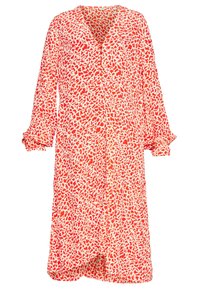 Červeno-bílá šaty se vzorem, dlouhými rukávy, knoflíkovým zapínáním vpředu a měkkou tkaninou; mají uvolněný střih a volány na koncích rukávů.