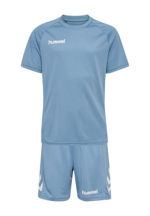 Hellblaues Sportoutfit mit kurzärmeligem Hemd und Shorts, mit weißen "hummel"-Logos auf der Brust des Hemdes und am Bein der Shorts.