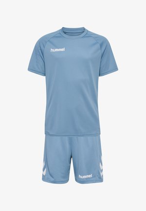 Jasnoniebieski zestaw sportowy z koszulką z krótkim rękawem i szortami, z białymi logo "hummel" na piersi koszulki i na nogawce szortów.