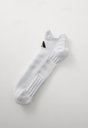 Bjela anklet čarapa s rebrastom teksturom, ojačanim prstom i petom. Sadrži crni trokutasti logo s bočne strane.