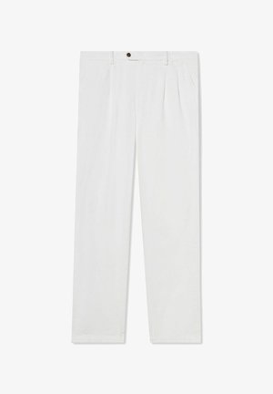 Witte op maat gemaakte broek met voorplooien, riemlussen, zijzakken, knoopsluiting en rechte pijpen.