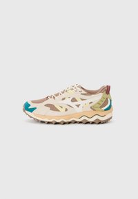 Lekkie sneakers z beżowej siateczki i zamszu. Oferują akcenty w kolorze turkusowym i zielonym, podeszwę w zygzak oraz wiązanie.