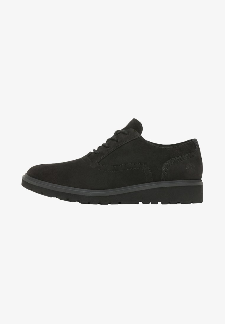 Chaussure décontractée pour homme en daim noir à lacets, semelle épaisse noire et détail subtil de couture.