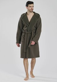 Brauner Bademantel mit strukturiertem Äußeren und weichem, flauschigem Futter in der Kapuze. Verfügt über einen Gürtel und Taschen, knielanges Design.