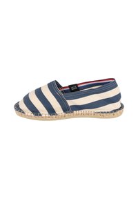 Espadrille décontractée à enfiler avec des rayures horizontales bleues et blanches, une semelle en tissu tressé, et une petite étiquette noire "Art of Soule".