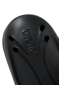 Pinna da nuoto nera in gomma con superficie texturizzata, dotata del logo "arena" e fori di ventilazione sui lati.