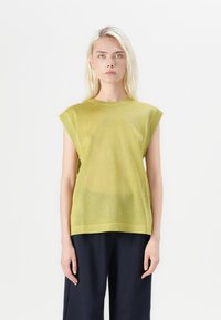 Top in cotone verde lime con maniche corte a cappuccio e scollatura rotonda. La texture è leggermente trasparente, con un orlo solido.