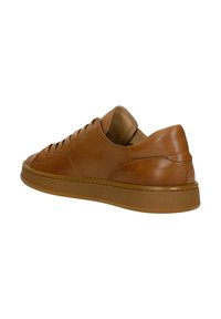 Sneaker in pelle marrone con punta rotonda, cuciture tono su tono e suola in gomma testurizzata. Caratterizzato da un design con lacci e un retro a profilo basso.