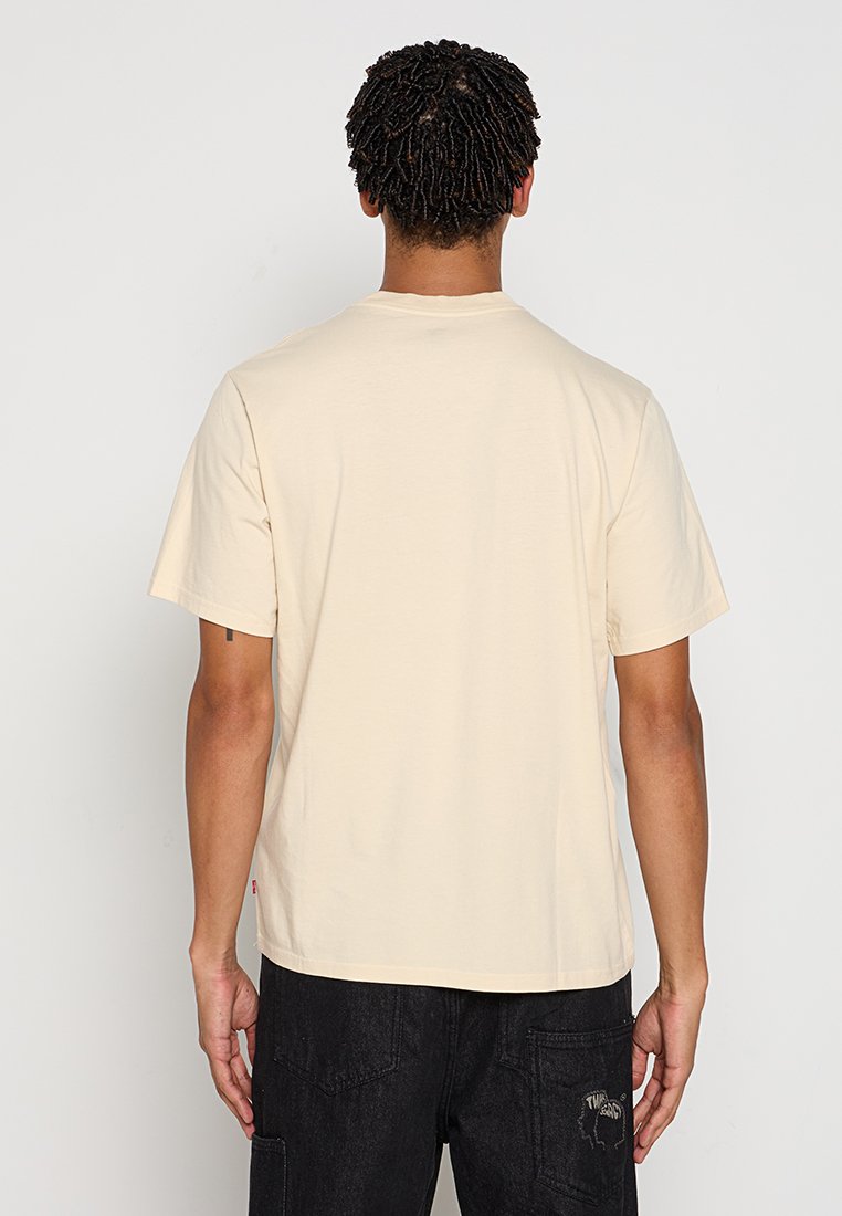 Beige Baumwoll-T-Shirt mit kurzen Ärmeln und Rundhalsausschnitt, mit einem dezenten Logo-Detail auf der Rückseite und entspannter Passform.