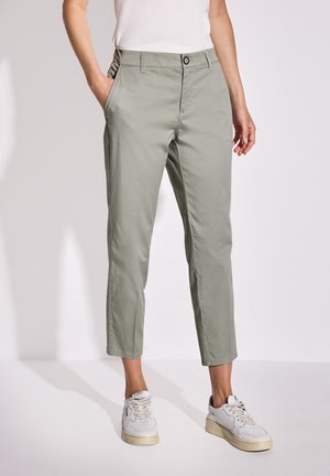 Pantaloni verde oliva chiaro con vestibilità sartoriale, dotati di tasche laterali, chiusura con bottone e lunghezza cropped, realizzati in un tessuto liscio.