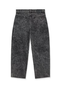 Μαύρα τζιν acid-wash, εμφανιζόμενα από πίσω με δύο τσέπες, θηλιές για ζώνη και μια μικρή ετικέτα μάρκας στην δεξιά τσέπη.