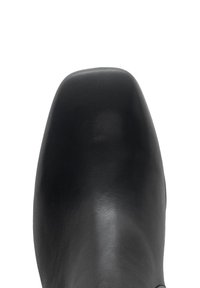 Bota de cuero negro con punta redondeada, textura suave, costuras mínimas y sin hardware o adornos visibles.