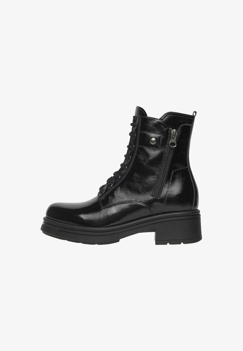 Bottine en cuir verni noir avec des lacets à l'avant, fermeture éclair sur le côté, tirette à l'arrière et semelle épaisse à talon bloc.