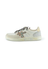 Sneaker aus Leder und Wildleder in Beige, Weiß und Grau mit einem bunten Seitenlogo, gemusterten Schnürsenkeln und einer strukturierten Gummisohle.
