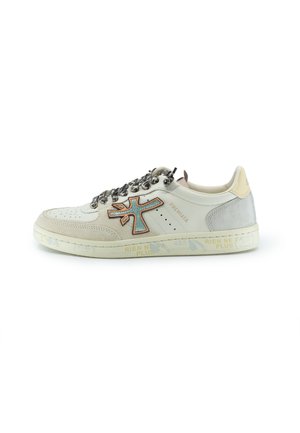 Sneaker realizzata in pelle e camoscio nei colori beige, bianco e grigio, con un logo laterale colorato, lacci decorati e suola in gomma testurizzata.
