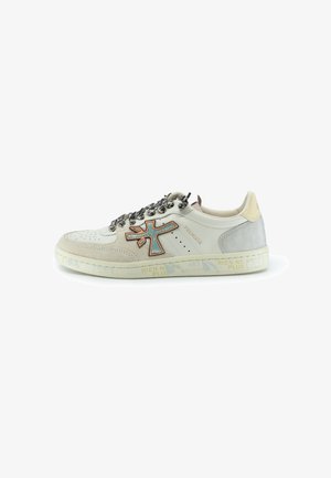 Sneaker aus Leder und Wildleder in Beige, Weiß und Grau mit einem bunten Seitenlogo, gemusterten Schnürsenkeln und einer strukturierten Gummisohle.