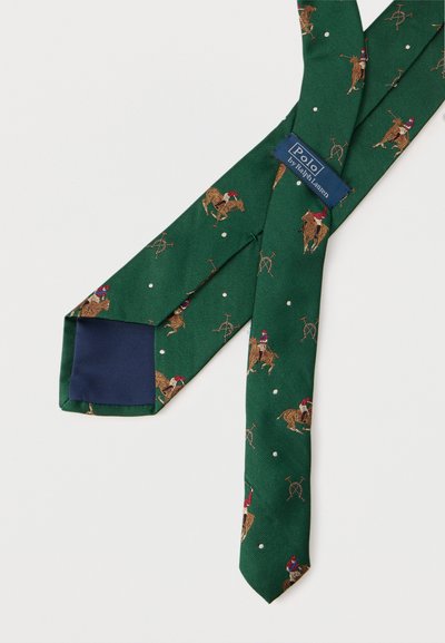 Zielony jedwabny krawat z haftowanymi graczami polo na koniach oraz granatową metką z napisem "Polo by Ralph Lauren" na białym tle.