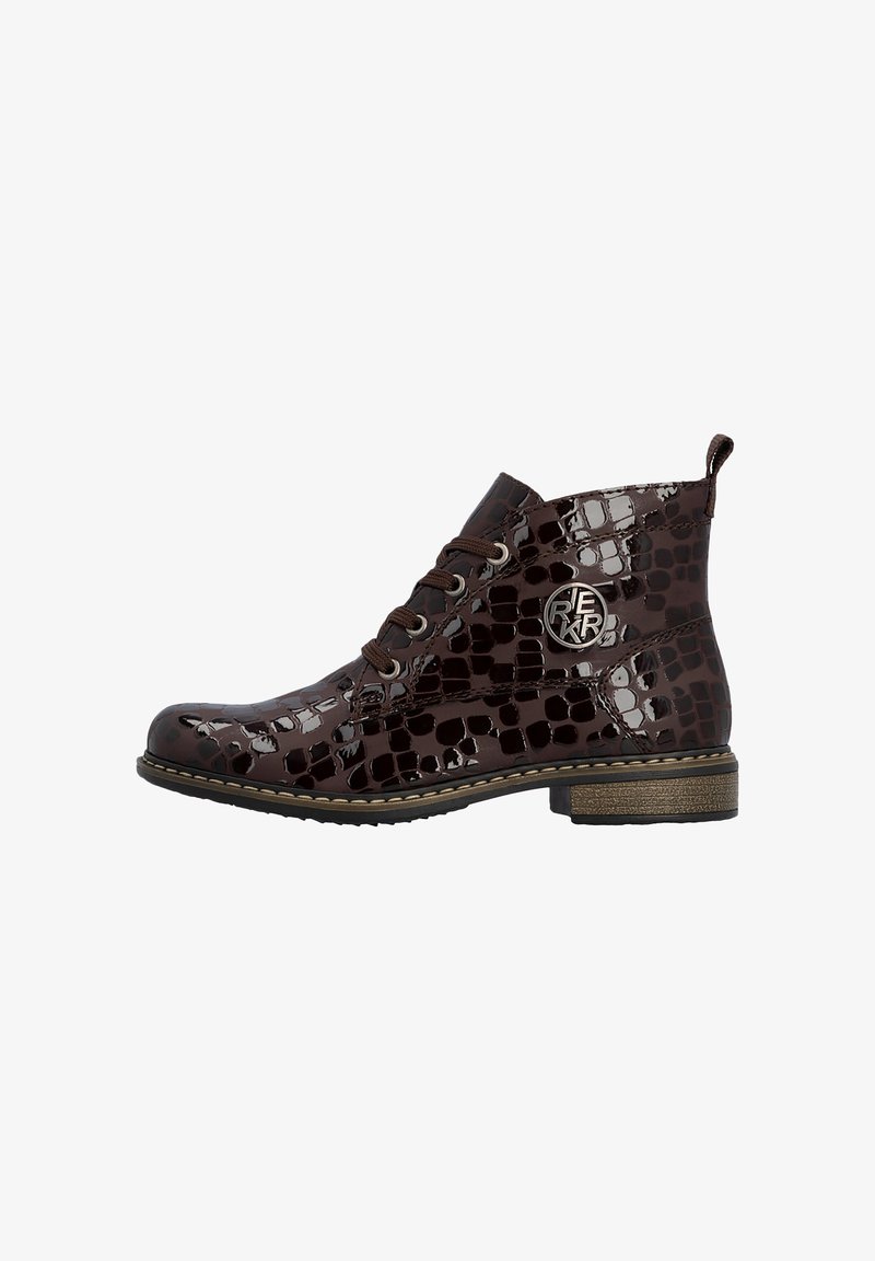 Bottine marron foncé brillante avec motif crocodile, bout rond, lacets et talon bas empilé, avec un logo rond en métal de la marque sur le côté.