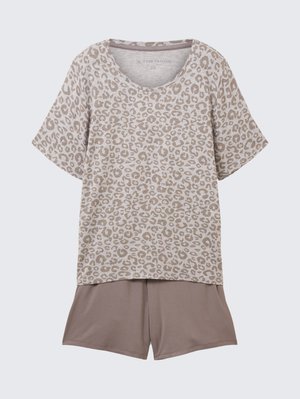 Majica kratkih rukava bež boje s leopard uzorkom uparen s jednobojnim taupe šortsovima, raspoređenim ravno na svijetloj pozadini.