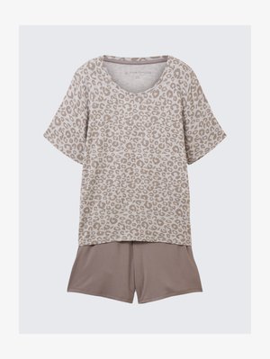 Majica kratkih rukava bež boje s leopard uzorkom uparen s jednobojnim taupe šortsovima, raspoređenim ravno na svijetloj pozadini.