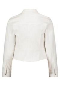 Veste en denim blanc avec un design court, des manches longues, des poignets boutonnés et un empiècement au dos. Texture douce avec un look épuré et minimaliste.