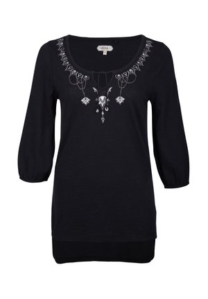 Schwarzes Langarmshirt mit Rundhalsausschnitt, weißer Blumenstickerei am Halsausschnitt und kleinen Bindebändchen in der vorderen Mitte.