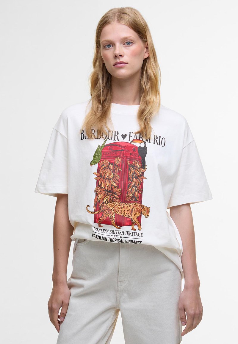 T-shirt de algodão branco com um design gráfico colorido de uma cabine telefónica britânica vermelha, folhas tropicais e um leopard. Mangas curtas.