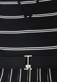 Schwarzes Strickoberteil mit weißen horizontalen Streifen, V-Ausschnitt und schwarzem Gürtel mit silberner rechteckiger Schnalle an der Taille.