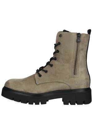 Bottes chelsea en suède beige avec une semelle en caoutchouc noir, dotées de lacets ronds, d'une fermeture éclair sur le côté et de détails cousus le long des coutures.