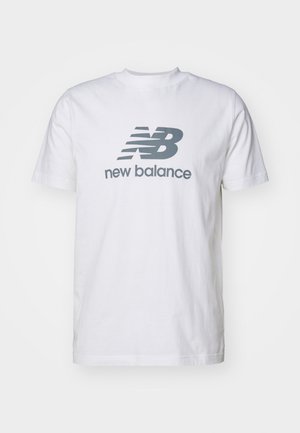 Witte katoenen t-shirt met een grijs "NB" logo en "new balance" tekst, korte mouwen, klassieke ronde hals ontwerp, zachte textuur.