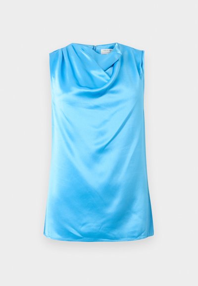 Αμάνικη ανοιχτό μπλε σατέν μπλούζα με ντραπέ λαιμόκοψη και φερμουάρ στο πίσω μέρος.