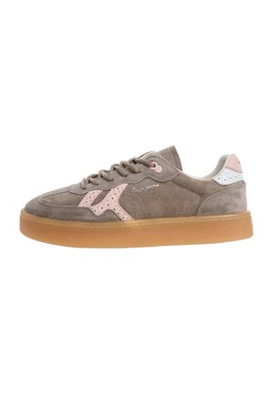 Sneaker in camoscio grigio a taglio basso con dettagli rosa, suola in gomma, lacci e ricamo con il nome del marchio sul lato.