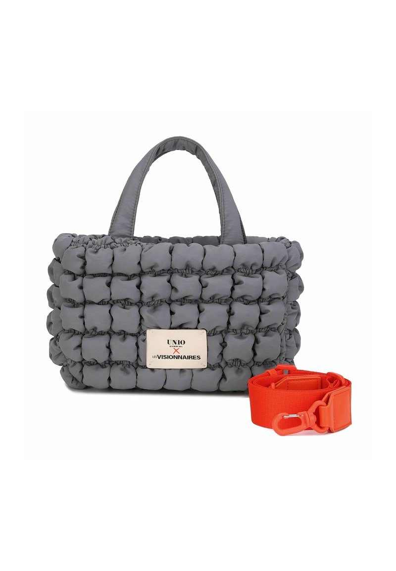 Bolso acolchado gris con forma rectangular, textura acolchada, doble asa y una correa naranja desmontable. Cuenta con una placa metálica con la marca.