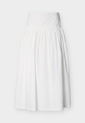 Λευκή midi φούστα με ψηλή μέση, με ραμμένο ύφασμα και φαρδιά ζώνη, σε απλό γκρι ανοιχτό φόντο.