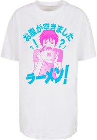 Balta marškinėliai su rožiniu ir mėlynu piešiniu, kuriame pavaizduotas personažas, laikantis ramen dubenį, aplink kurį yra japonų kalbos tekstas ir šauktukai.