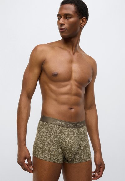 Μπόξερ Emporio Armani σε ελιά πράσινο με σχέδιο λεοπάρ. Μα�λακό ύφασμα και ελαστική μέση με το λογότυπο της μάρκας.