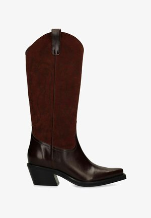 Hoge westernlaars met donkerbruine leren voet en hak, roodbruine suède schacht met subtiele borduursels en een schuine blokhak.