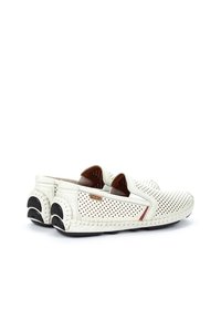 Hvide slip-on sko med perforeret design, brune accenter og kontrasterende sorte gummisåler. Har en syet detalje omkring kanten.