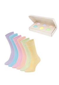 Skarpetki bawełniane w pastelowych kolorach: fioletowym, niebieskim, różowym, zielonym i żółtym, zaprezentowane wraz z dopasowanym pudełkiem z okrągłymi wycięciami.