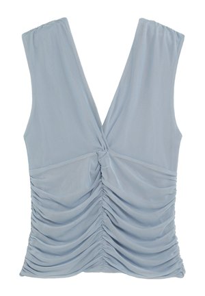 Camiseta sin mangas en azul claro con escote en V profundo y tela fruncida reunida en el centro delantera.