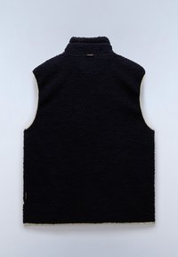 Mörkblå fleeceväst med hög krage, ärmlös design, texturerad yta och kontrasterande beige kant längs ärmhålen och nederkanten.