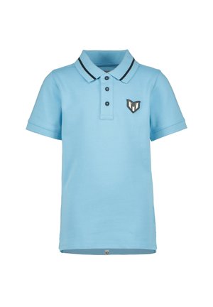 Polo bleu clair à manches courtes avec trois boutons, bordure noire au col et petit logo noir et blanc sur la poitrine gauche.