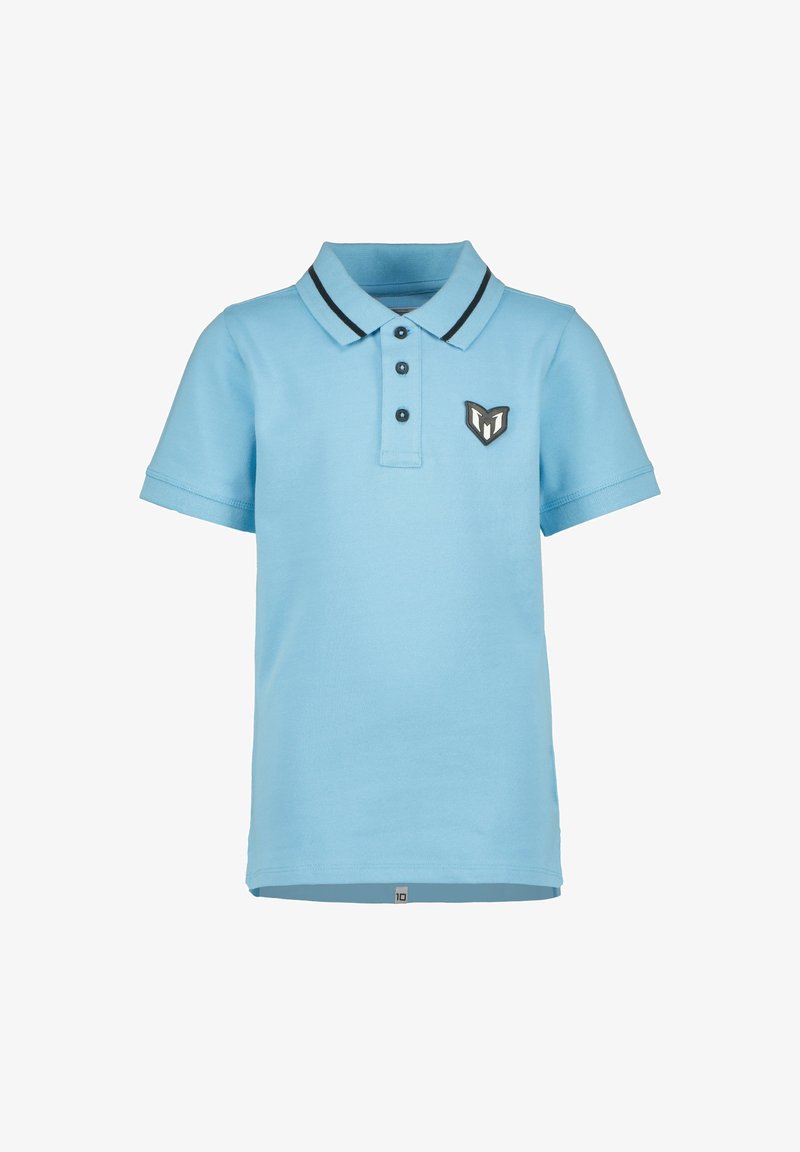 Polo bleu clair à manches courtes avec trois boutons, bordure noire au col et petit logo noir et blanc sur la poitrine gauche.