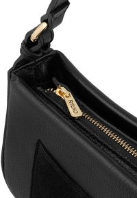Borsa in pelle nera con una texture liscia, chiusura con zip dorata e rivestimento in tessuto. Un'etichetta con il logo è visibile sul tirazip.