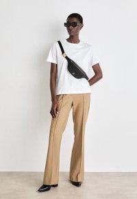 COACH ESSENTIAL BELT BAG - Bum bag - black